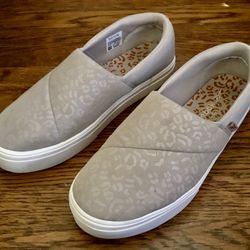 SUPER COOL REEBOK SLIP ON SHOES WOMENS 9 