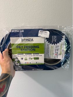 Pet feeding station