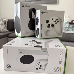 Xbox Series S + Additional Controller And Xbox Headset 