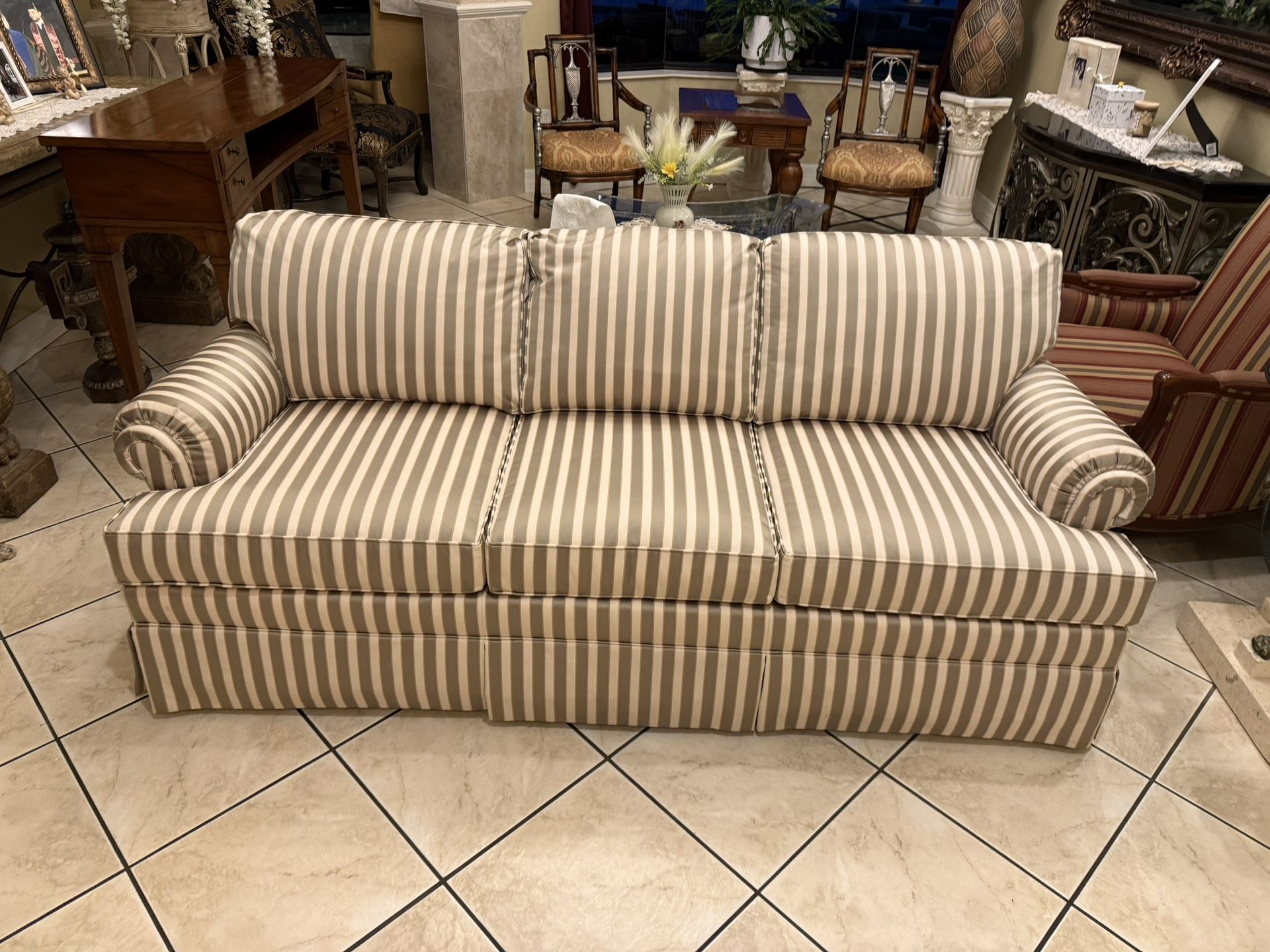 ETHAN ALLEN Paramount Panel-Arm Sofa. Excellent Like New Condition.