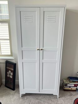 White Storage Locker Cabinet – Excellent Condition – Adjustable Shelves