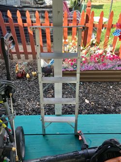 Tailgate folding ladder universal fit