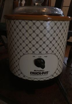 Stoneware slow cooker crock pot
