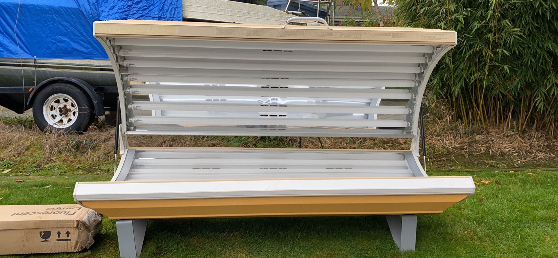Sunquest Pro 16 S tanning bed w/ extra set of bulbs for Sale in Ruston