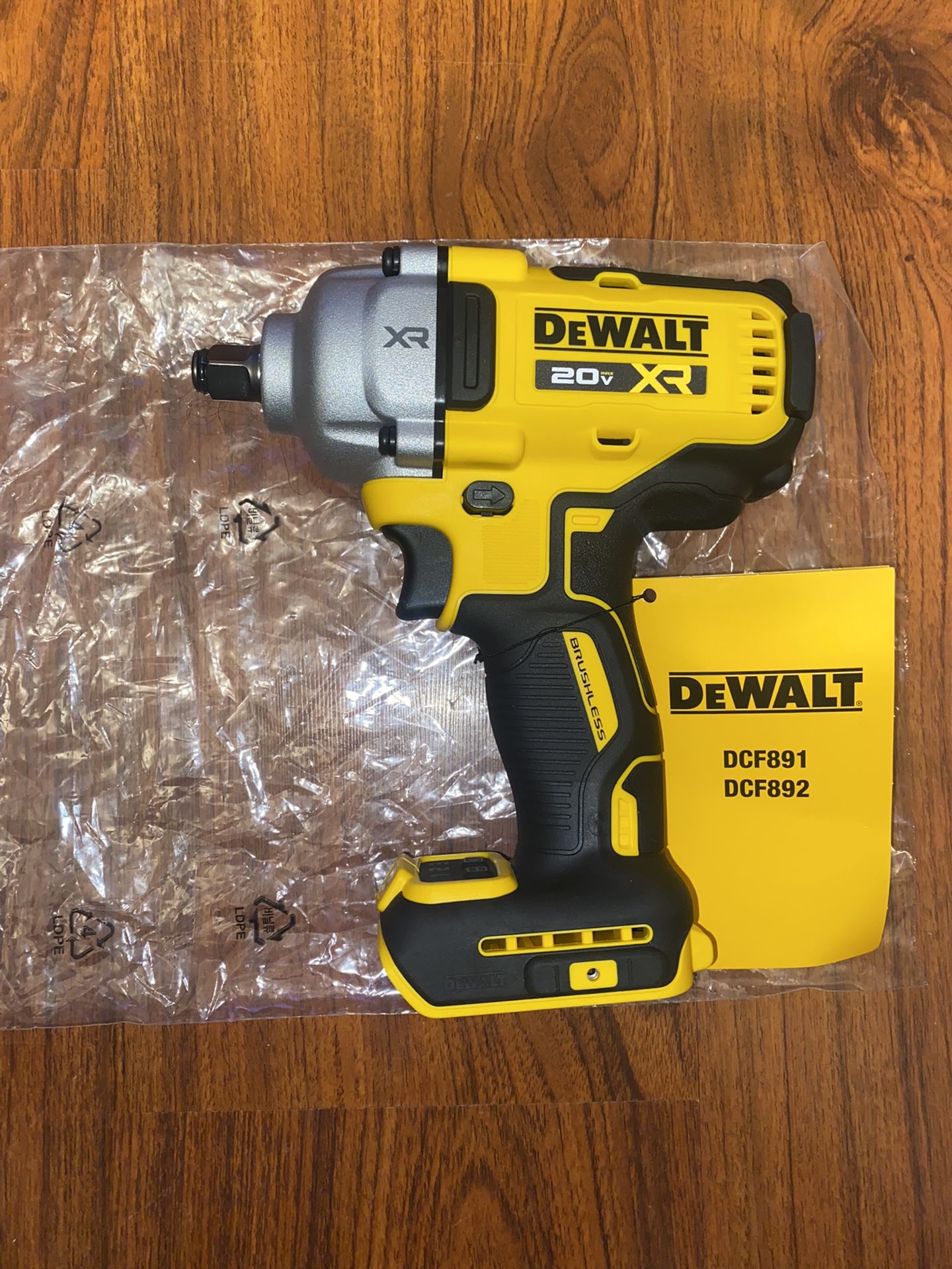 (1)Dewalt 20v Max Brushless 1/2” XR Impact Wrench (DCF891)