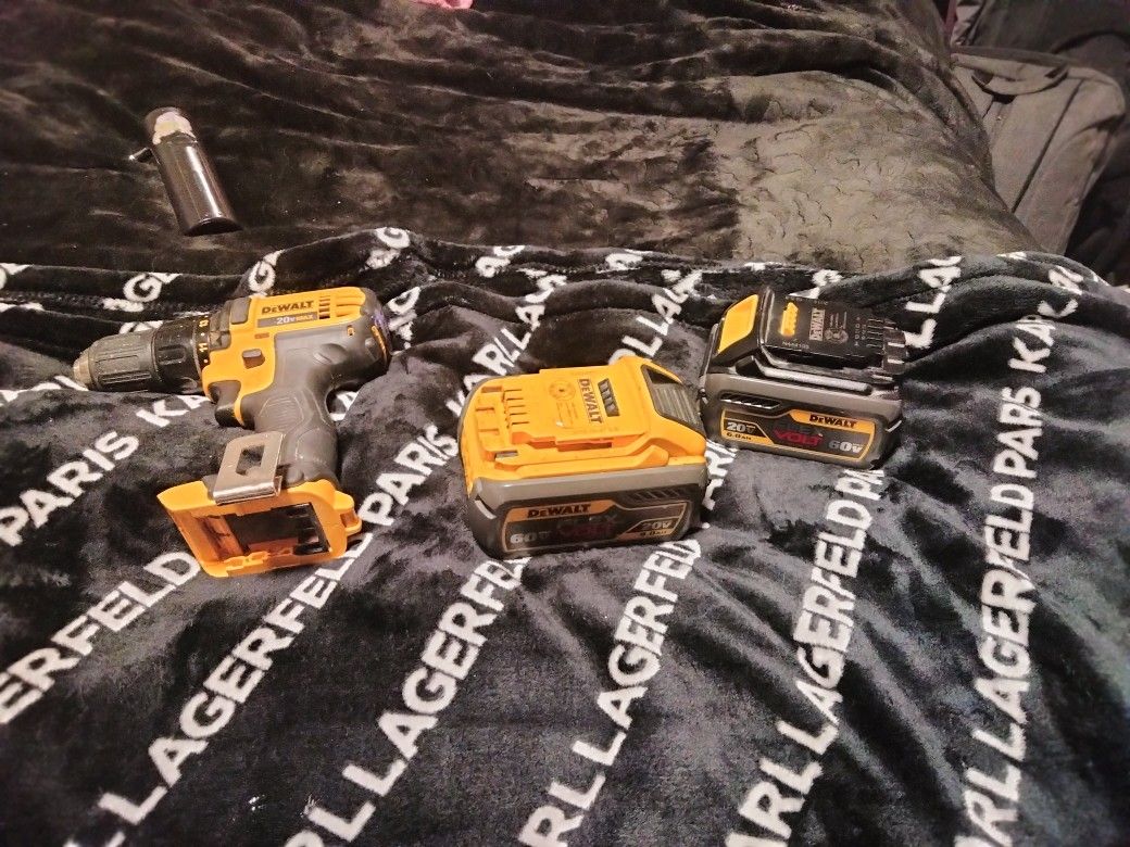 🛠️ DEWALT Drill + 2 FLEXVOLT Batteries – Great Deal! 🔋
