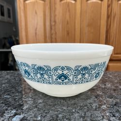 Vintage Pyrex 2 1/2 Quart Mixing Bowl Pattern Blue Horizon.  Preowned excellent condition.  Has been stored in a cabinet.  Smoke free home 
