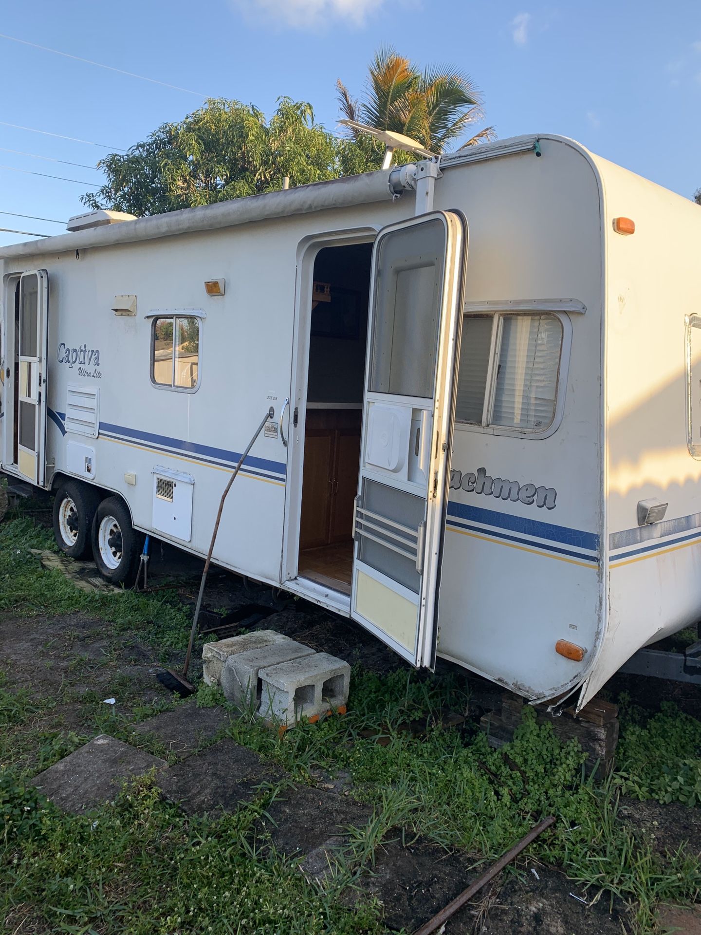 2002 — 27’ RV Coachmen Captiva Ultra Lite