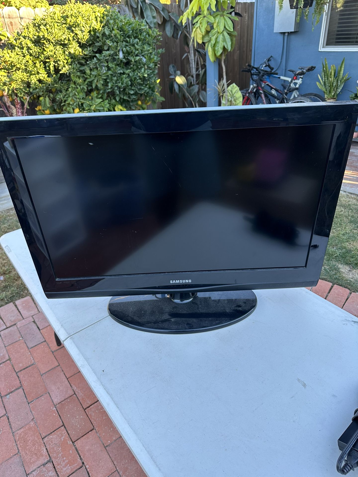 Samsung & Phillips Flat Screen TVs (32 Inch)
