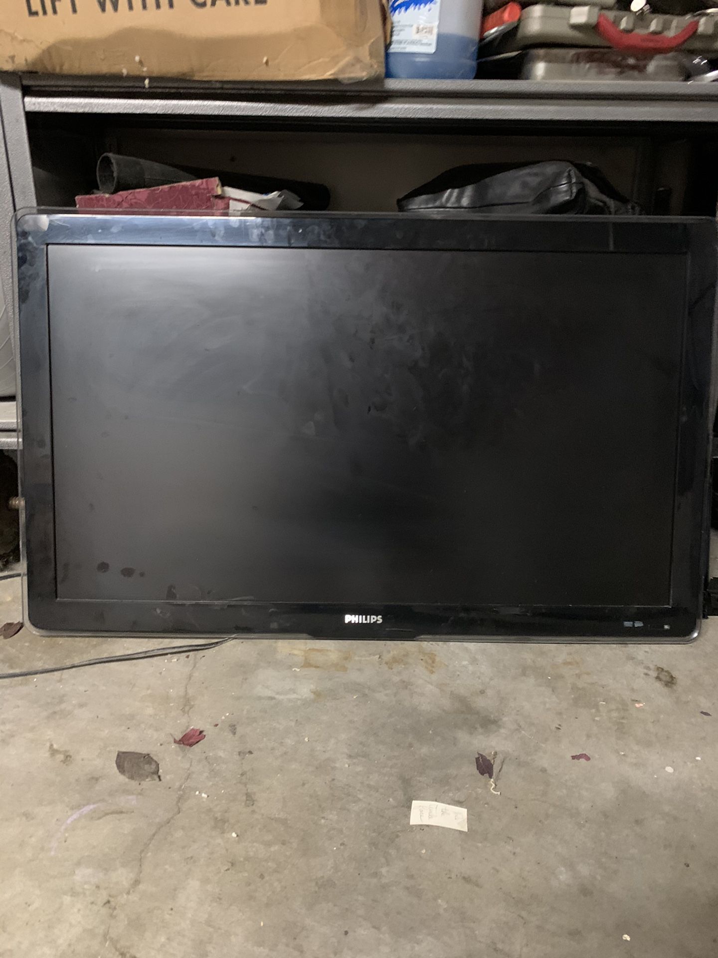 Phillips 47” flat screen tv! With wall mount