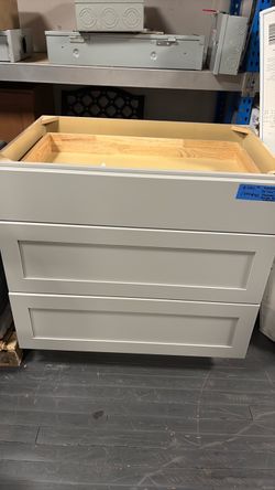 36x24x34.5 Avondale shaker