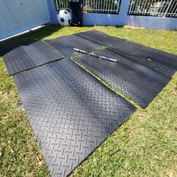 🛑 Heavy Duty Rubber Stall Mats 4x6 (3/4" Thick) - Miami 33130. Delivery fee
🛑Perfect for home or commercial gyms, horse stalls, garage, foot traffic
