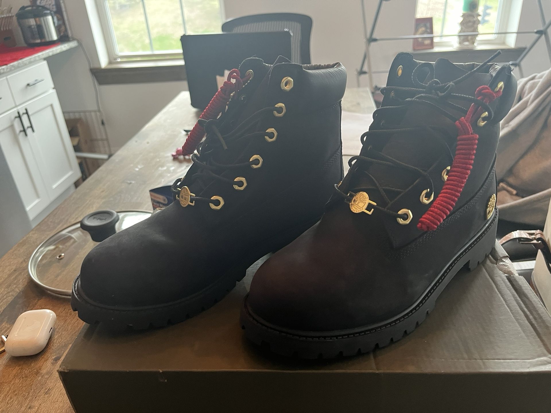 Women’s U.S. 8.5 Timberland boots - black ✨