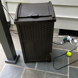 Suncast Outdoor Trash Can 
