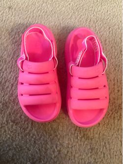 Ugg sport yeah sandals