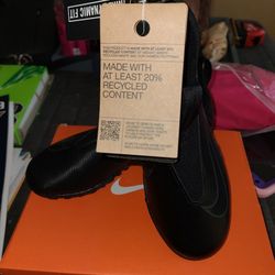 BRAND NEW GIRLS NIKE SHOES...AS IN PICTURES..CHECK OUT MY PAGE FOR MORE..