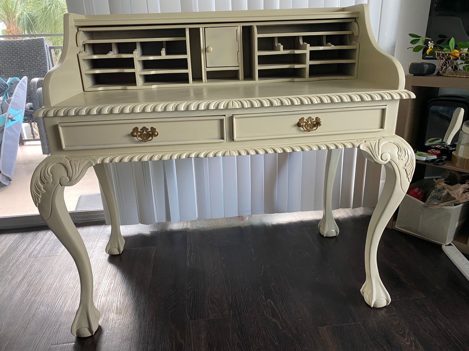 🪞 Vintage Cream Writing Desk – Carved Wood & Storage Compartments