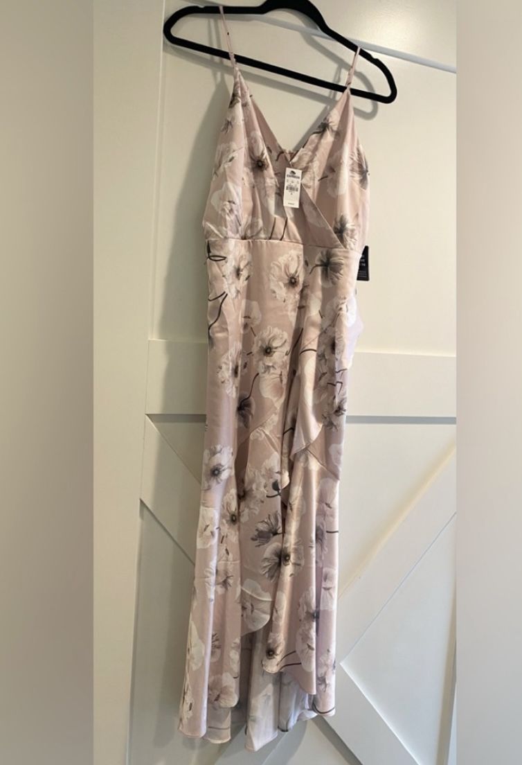 Express gorgeous light pink wedding guest sundress with cream floral print size M with hidden zipper in back. Includes removable sash. Has a built in