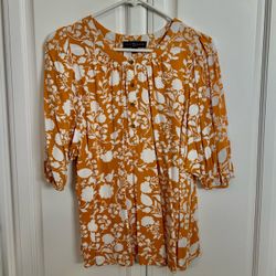 š¼ Pretty yellow and white floral blouse with buttons on the front