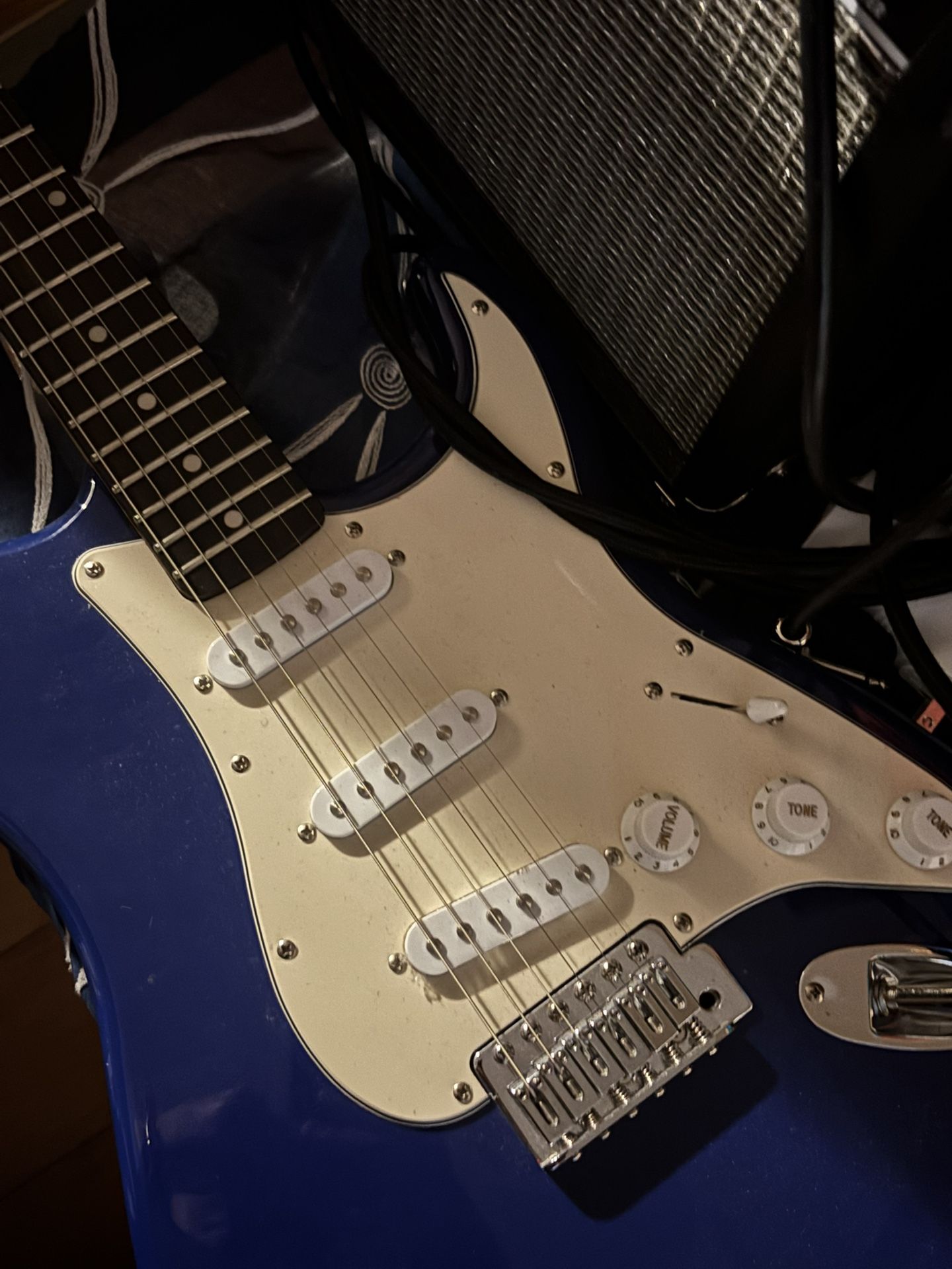 🎸 Silvertone Electric Guitar + Fender 12x12 20G Amp Bundle – $450