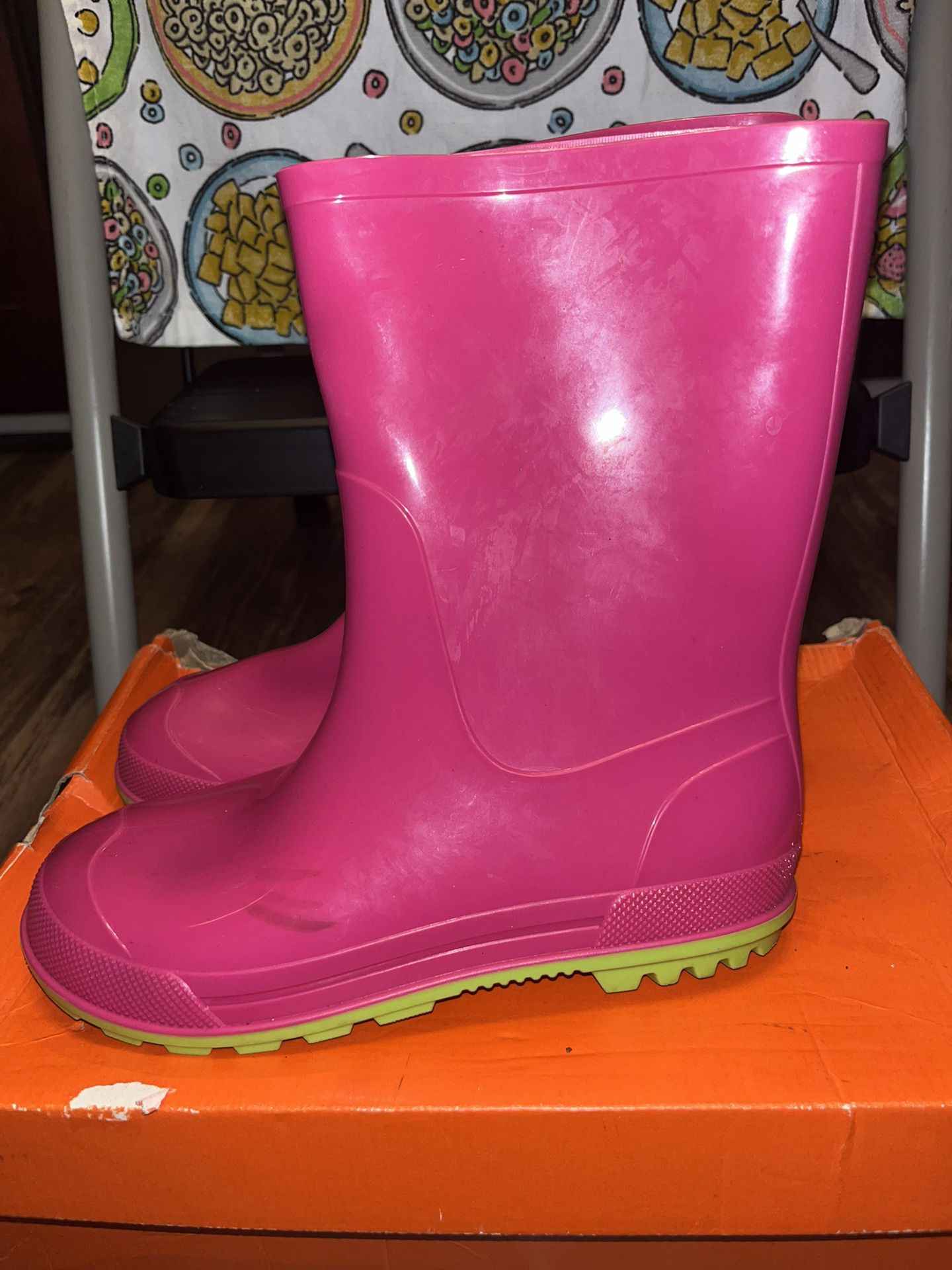 youth pink green rain boots size 2/3 $7 for Sale in Atlanta, GA - OfferUp