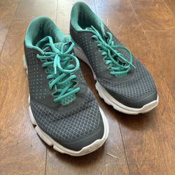 Women’s Under Armor Size 10 Gym Sneakers 