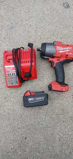 Milwaukee M18 Fuell 1/"2 impacto wrench con batería y cargador