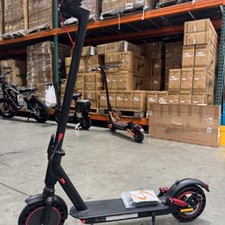 Front and rear shock-absorbing electric scooter