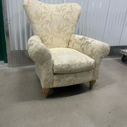 Large Bernhardt accent cream colored chair … 39” wide . 43” high , 31” depth $75