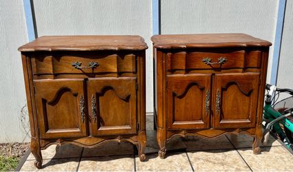 2 solid pine nightstands