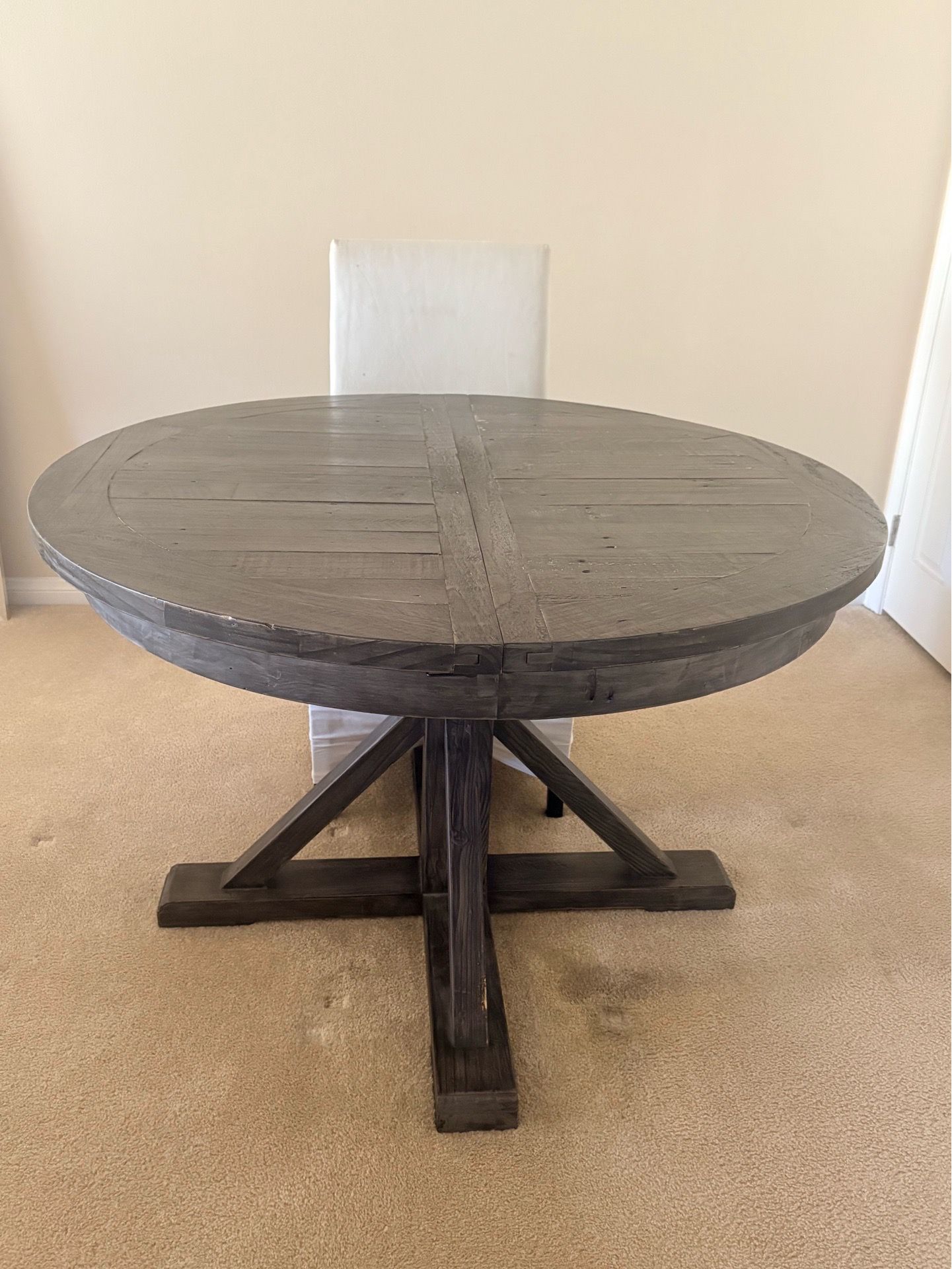 Expandable round table