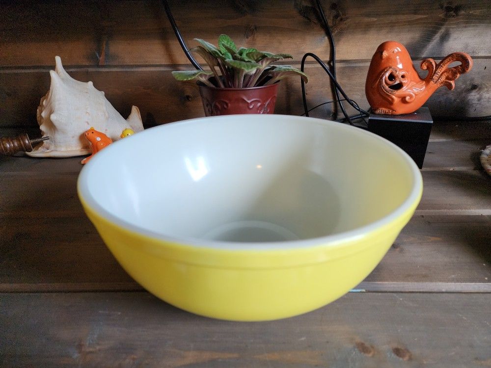 1960' Yellow Pyrex 404 Bowl
