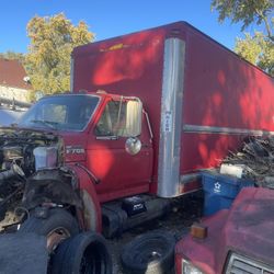 26 foot box truck no engine it has Tran lift the gate included