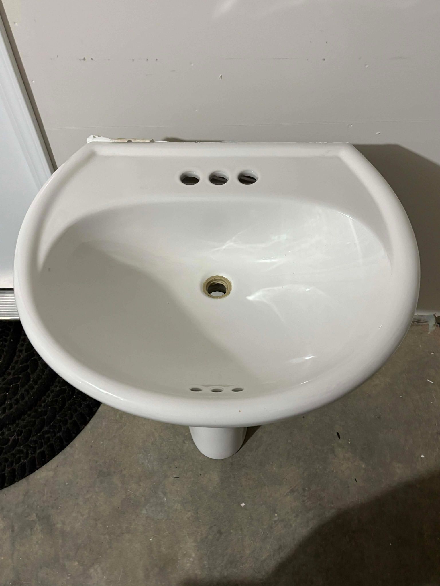 Cream/white Pedestal Sink