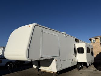 2001 Keystone Montana 33 Ft. 5th Wheel W/ 3 Slides & Gen