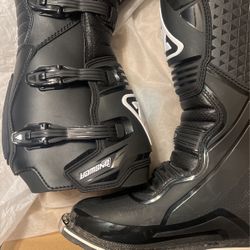 Answer-Men Size 11 boots 