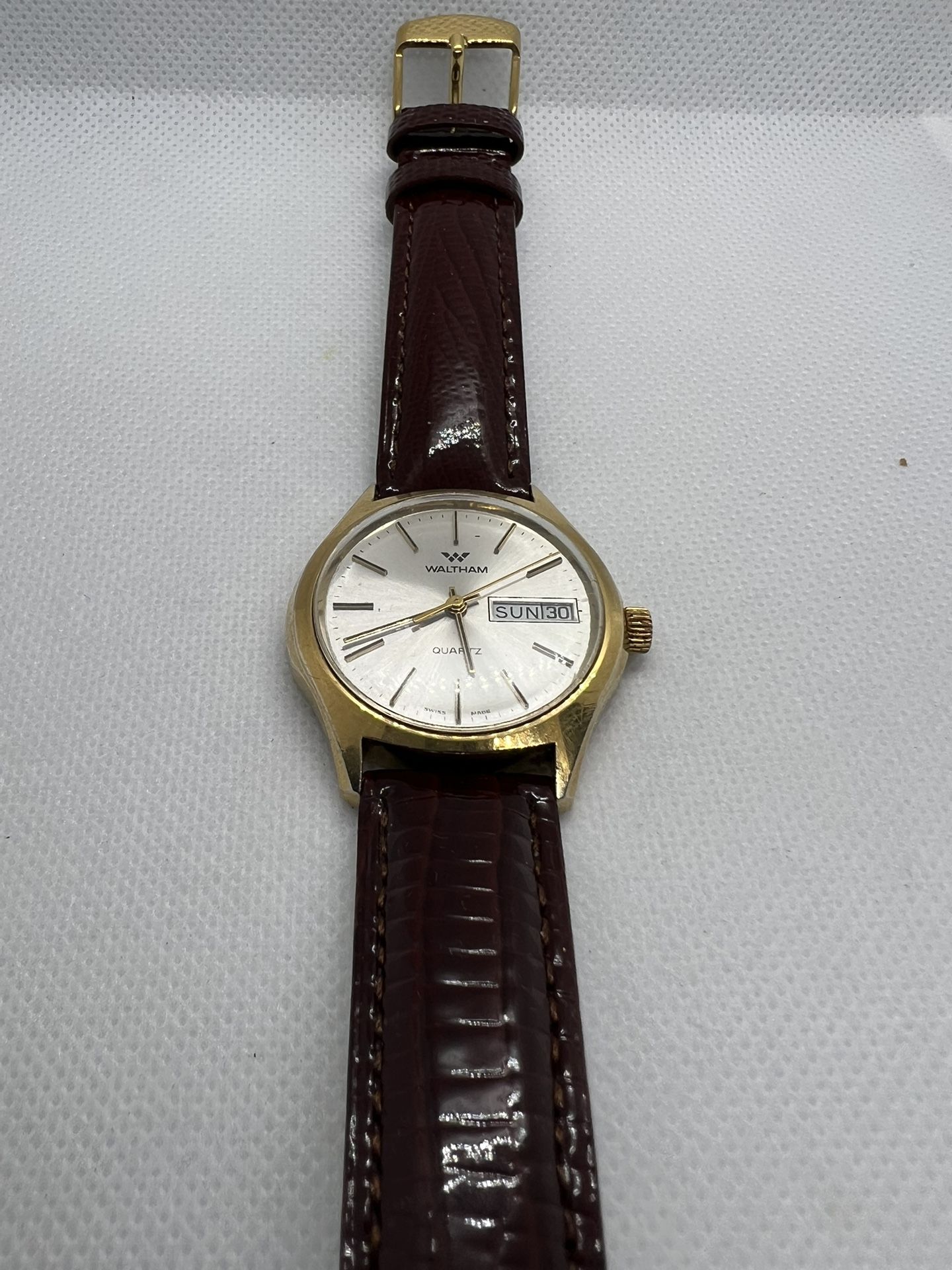 🌰🌕Rare Handsome Vintage WALTHAM Men Watch Bilingual Day/Date SWISS 90s🌕🌰