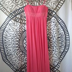 The David's Bridal Coral Size 8 stunning chiffon dress featuring beautiful empire waist 