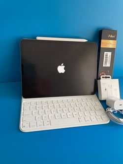 Apple IPad Pro 11β 2nd Generation (2020 Model / Face ID ) 128GB with Keyboard, pen & Accessories