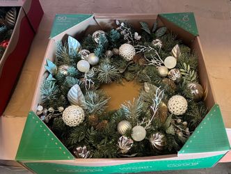 30 Inch (76.2cm) Christmas Decorative Wreath with 50 LED Lights