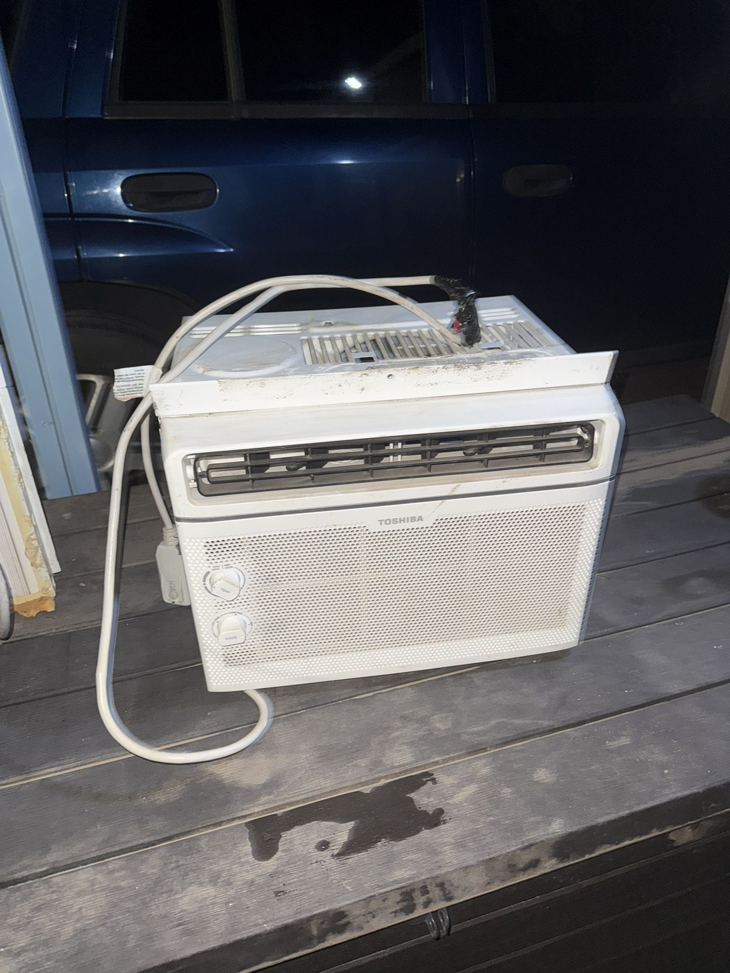 A/C unit (Window/ wall unit)