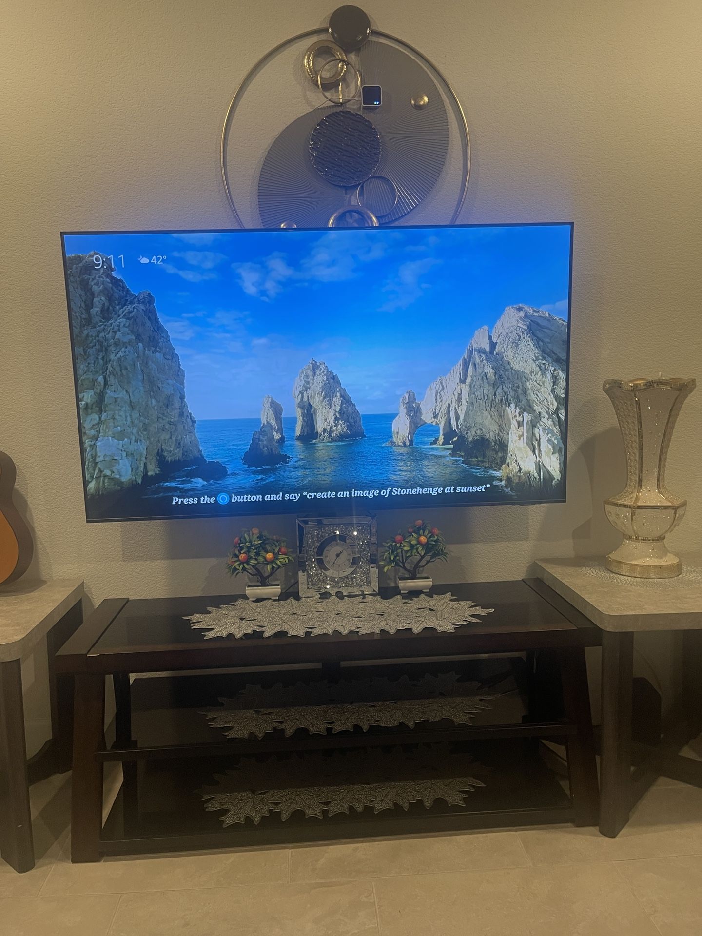 Samsung 65" Class Crystal UHD AU800 (2021) & Table included
