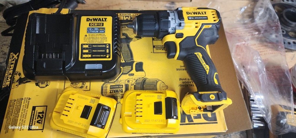 DEWALT XTREME 12-volt Max 3/8-in Keyless Brushless Cordless Drill (2-Batteries Included, Charger Included and Soft Bag included)