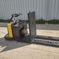 FOR SALE A YALE MPC60LVGN24T2748, SERIAL NUMBER A372N01534P. 27X96" PALLETS, USED 24V BATTERY. IT'S IN GOOD WORKING CONDITION.