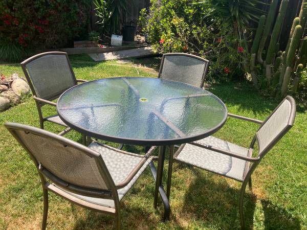 "Patio Dining Set" (Outdoor Round Table w/ 4 Chairs