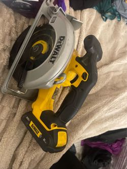 Dewalt skil saw with battery