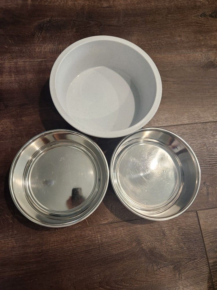 3 pet food bowls, a set of stainless steel bowls and a large plastic pet food bowl, good condition, all for $3