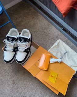 LOUIS VUITTON • SNEAKERS