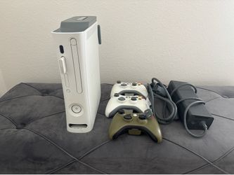 Xbox 360ds with 3 wireless controllers