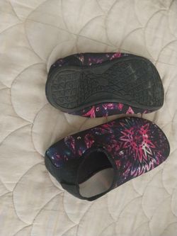 Size 8. 5-9 Swimmwer Lasies Shoes
